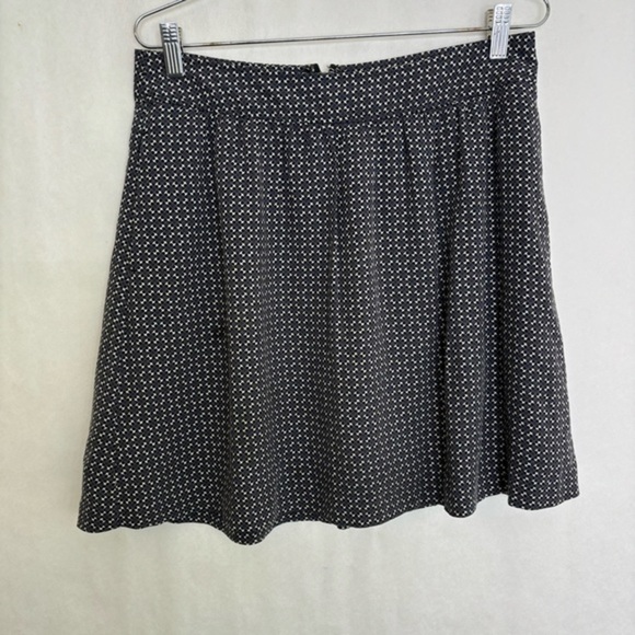 5/$25 Gap skirt lined size 4 - Picture 1 of 7